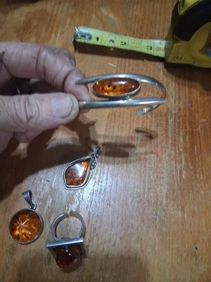 Joyería de plata de ley y ámbar de 4 piezas, 2 colgantes, 1 pulsera y 1 anillo talla 8 Foto 1 de 4