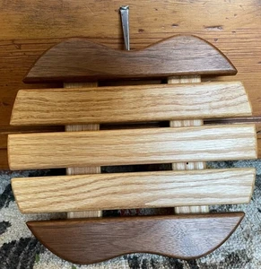 ¡Parece ser Hecho a Mano Remache de Madera en Forma de Manzana LINDO! - Imagen 1 de 2
