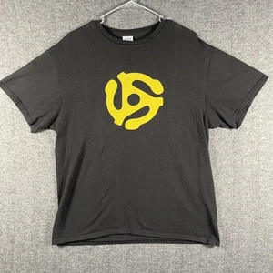 Camisa Adaptador 45 RPM Para Hombres Grande Negra Amarilla Vinilo Disco DJ Husillo Gráfico Camiseta - Imagen 1 de 6