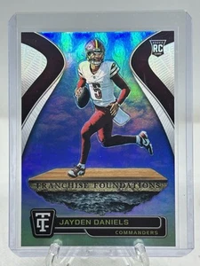 24 Fundaciones Franquicias Jayden Daniels Totalmente Certificadas RC Platino Blanco/25 - Imagen 1 de 10