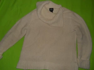 Chinelle ~ Suéter Blanco Cuello Asimétrico ~Talla M ~ Diseñadores Studio Originales. - Imagen 1 de 2