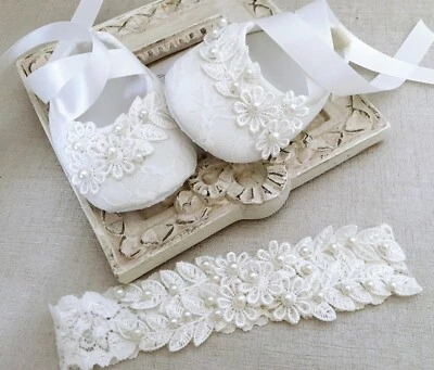 Zapatos de bautizo blancos, zapatos de bautismo, flores de ganchillo hojas perlas Foto 1 de 4