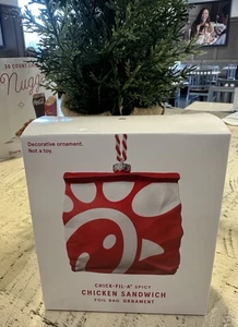 Bolsa de sándwich de pollo picante Chick-fil-A adorno navideño 2025 EDICIÓN LIMITADA - Imagen 1 de 2