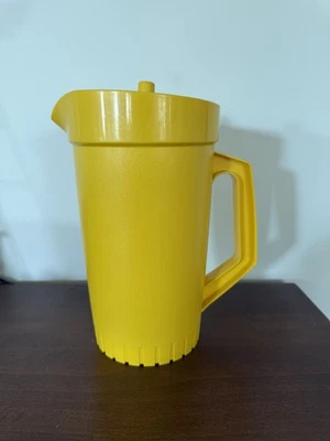 "Jarra Tupperware amarilla clásica vintage con tapa EE. UU. 9,5""" Foto 1 de 3