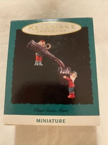 Hallmark Andenken Miniatur "Pour Some More" Coca Cola 1993 Weihnachtsschmuck - Bild 1 von 6