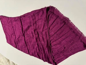 Neu mit Etikett APT 9 länglicher Schal lila mit metallischem Akzent 21" x 70" - Bild 1 von 2