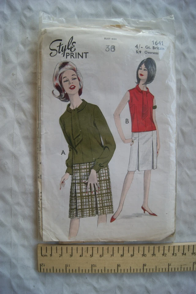 Vintage: uncut Style Pattern No. 1641. blouse with bias-cut roll collar - Image 1 of 1