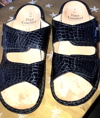 尺寸 40D (9) FINN 舒适 JAMAIKA 黑色专利皮革 CROC 一脚蹬凉鞋 — 第 1/4 张图片