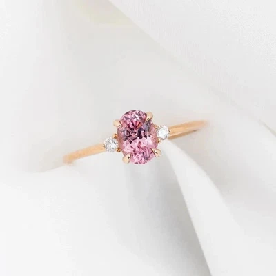 Anillo de boda de oro amarillo de 18 k con zafiro rosa natural y diamantes de corte ovalado de 2,70 quilates Foto 1 de 4
