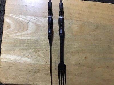 Juego de 2 cuchillos tenedor ensalada de madera tallados a mano africanos de colección años 50 decoración keniana Foto 1 de 4