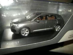 1:43 Spark Audi Q7 gris grafito/gris en embalaje original - Imagen 1 de 2
