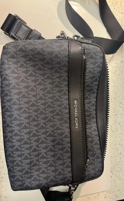 Bolso Bandolera Michael Kors Hombre Negro Gris Logo - Ligeramente Usado   Foto 1 de 4