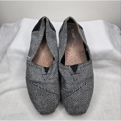 Zapatos sin cordones TOMS para mujer en blanco y negro talla 6,5 W Foto 1 de 4