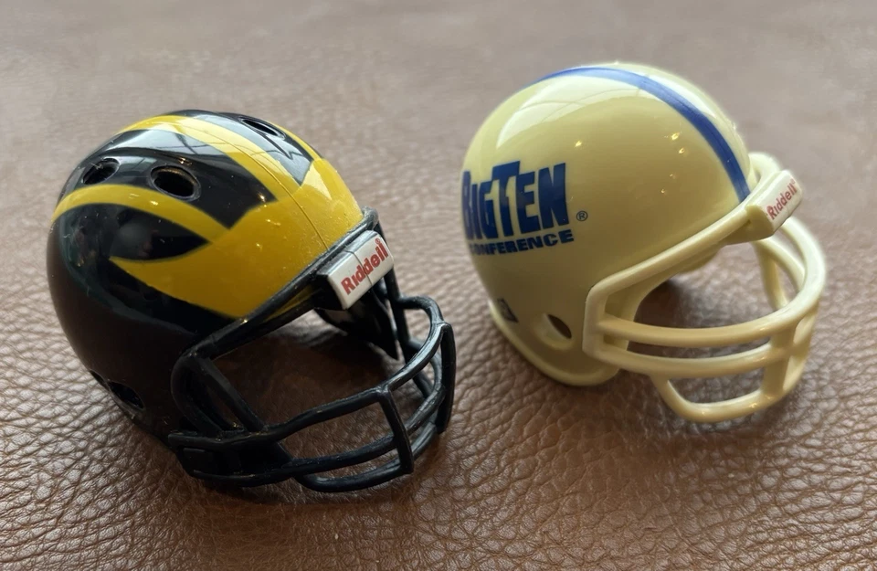 Michigan Wolverines y clásico Riddell Big Ten 2” juego de mini casco de bolsillo Foto 1 de 4