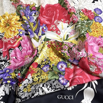 GUCCI Bufanda de Seda 33 pulgadas Flora Negra Floral Motivo Ramo Diseño Jardín Botánico Foto 1 de 4