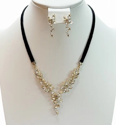 Juego de collar y pendientes en cascada de cristal Avon nuevo con etiquetas - terciopelo negro y piedras de vidrio Foto 1 de 4