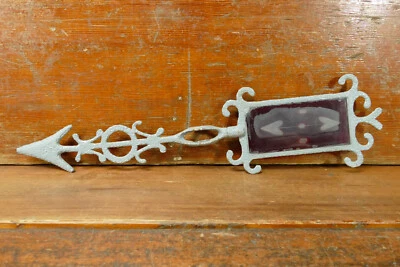 Antigua veleta de hierro fundido pararrayos flecha grabada diseño de corazón de vidrio rojo Foto 1 de 4