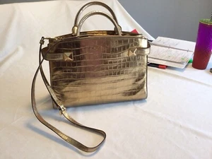 NEU MIT ETIKETT MICHAEL KORS KARLA GOLD GEPRÄGT MEDIUM SCHULTERTASCHE KLEIN DAMEN CROSSBOBY - Bild 1 von 8