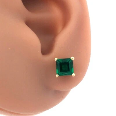 Aretes cuadrados de turmalina verde corte princesa de oro amarillo de 10 quilates de diseñador Foto 1 de 4
