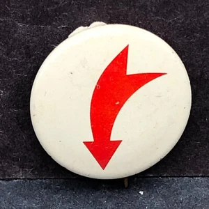 Vintage roter Pfeil nach unten zeigen Pinback Knopf weißer Hintergrund - Bild 1 von 5