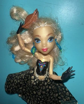 Monster High Shriekwrecked Dayna Treasura Jones pluma necesita ser pegada al sombrero Foto 1 de 4