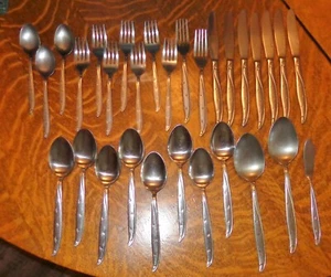 67 piezas Castle Court Vine & Stars JAPÓN JUEGO DE CUBIERTOS DE ACERO INOXIDABLE CUCHILLOS TENEDOR CUCHARAS+ - Imagen 1 de 15