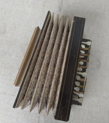 petit accordéon ancien romantique XIX ème, instrument de musique à restaurer  - Photo 1/4