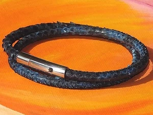 Dunkelblaues Lederarmband mit Schlangenprint für Herren / Damen von Lyme Bay Art - Bild 1 von 3