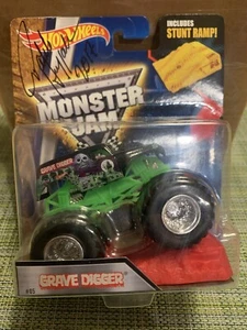 NEU signiert von Pablo Huffaker Monster Jam Truck Grave Digger 1:64 #05 2016 - Bild 1 von 14