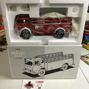 First Gear 1997 rojo 1953 blanco 3000 estacas carrocería camión neumáticos superautobuses 1/34 sin usar, en caja - Imagen 1 de 9