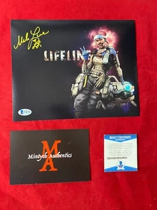 ¡FOTO FIRMADA 8x10 MELA LEE APEX LEGENDS AUTOGRAFIADA! AJAY CHE! ¡LIFELINE! BECKETT - Imagen 1 de 1