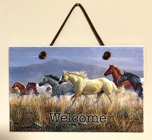 Letrero de puerta de rancho de bienvenida pequeño ecuestre caballos salvajes placa en tablero de partículas - Imagen 1 de 5