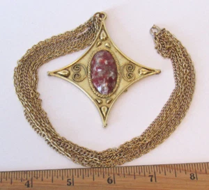 VTG 1960s MOD POLISHED COMPOSITE AGATE STONE GOLDEN PENDANT & 24" CHAIN  - Picture 1 of 12