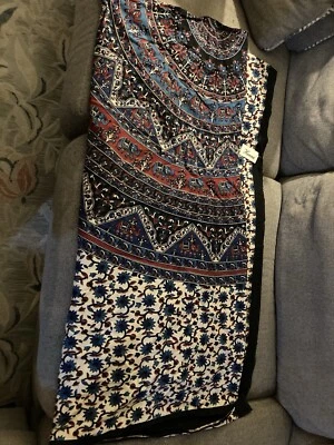 Tapiz floral de henna con elefantes Foto 1 de 3