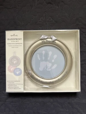 Marco con estampado de manos de bautismo Hallmark Bendice estas pequeñas manos estampado de bebé nuevo en paquete Foto 1 de 4