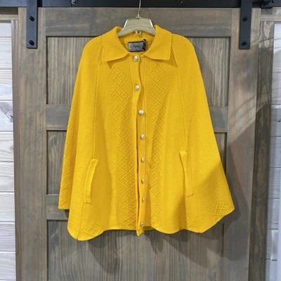 Capa de colección Eileen amarillo brillante con botones tono plata hecha de hilo acrílico Foto 1 de 4