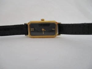 Reloj Citizen con hebilla negra tono dorado cara rectangular *funcionando* - Imagen 1 de 12