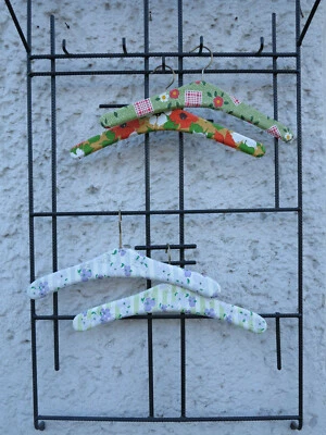 4 Design Kleiderbügel Holz DDR Igelit Überzug Metallhänger 70er TrueVINTAGE 70s - Bild 1 von 4