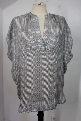 Blusa Vince S branca preta estampada de seda gola dividida - Imagem 1 de 4