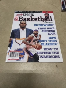 Lindy’s Pro Basketball Magazine 2016-2017 Kevin Durant Lillard Kings Newstand - Foto 1 di 3