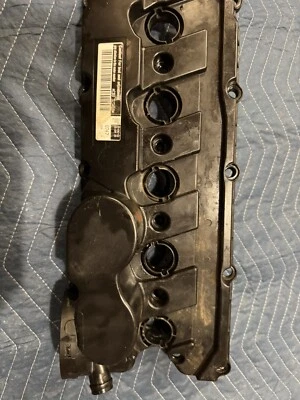 Cubierta de válvula de motor de 5 cilindros Volkswagen Jetta 2005-2014 2,5 L 07K103475E OEM Foto 1 de 4