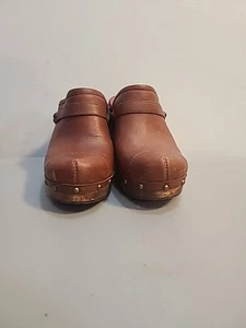 UGG 3206 Brown Leather Inside & Out Wood Platform Clogs Mules Studs Sz 9 F29011E - Picture 1 of 8