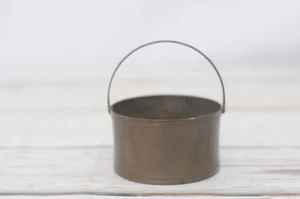 Vintage dekorative Korbschale aus massivem Messing mit Schwenkgriff - Bild 1 von 7