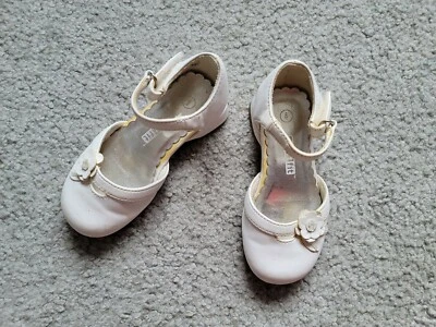 Zapatos de vestir de cuero Mary Jane blancos de ajuste inteligente para bebés niñas talla 6 detalle de ribete de tacón Foto 1 de 4