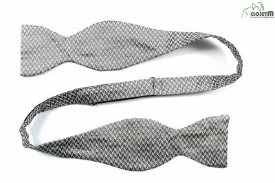 Pajarita Addison On Madison ajustable diseño plateado/geométrico de 2,5" de ancho de seda  Foto 1 de 2