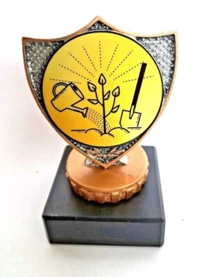 CAPITAL TROPHIES Trofeo Giardinaggio INCISIONE GRATUITA Misura 9,5 cm Piano in Resina Base in Marmo