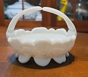 Cesta de vidrio de leche blanca Westmoreland de colección patrón de flores de madera de perro mango dividido - Imagen 1 de 12