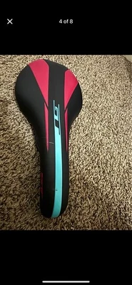 Sillín de asiento de montaña GT para bicicleta de carreras Foto 1 de 4