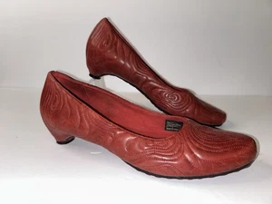 TSUBO Red Leather Pump Shoes w/ Kitten Heels - Women's Sz 9.5 - Picture 1 of 17