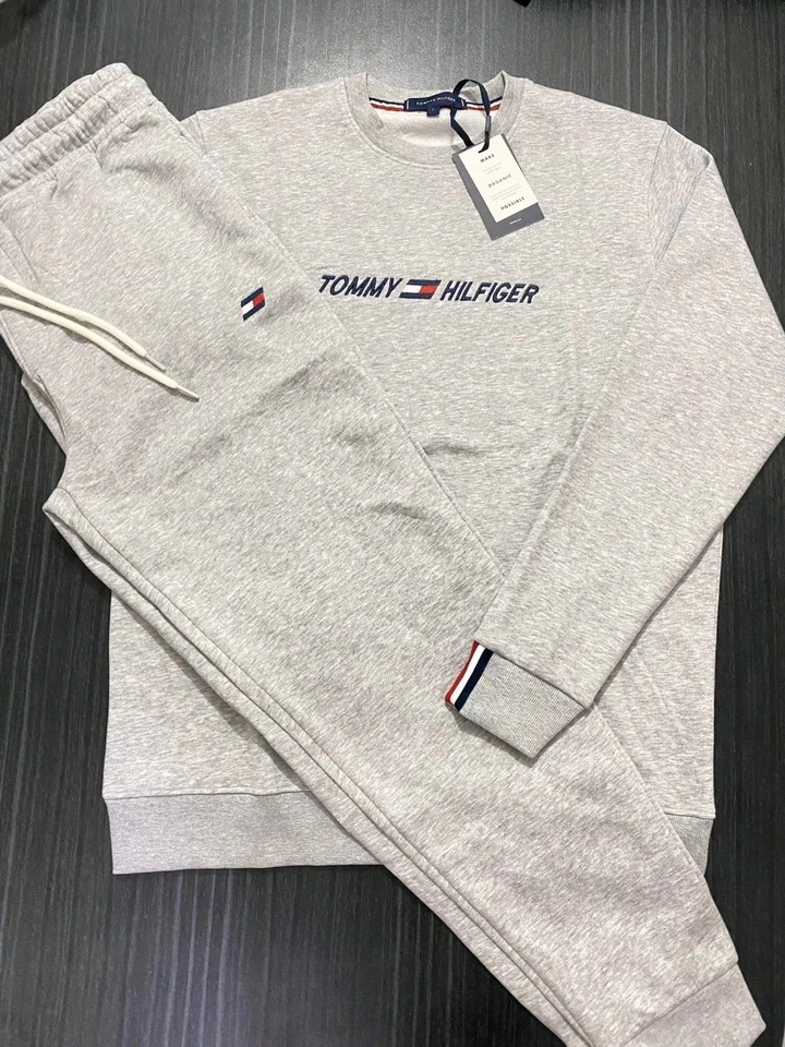 Sudadera y pantalones jogger Tommy Hilfiger. Jersey gris medio con logo cuello redondo Foto 1 de 2
